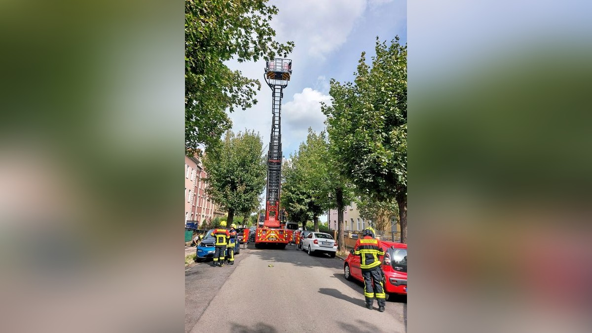 Ein angebranntes Essen sorgte am Donnerstag in der Kasseler Straße für einen Feuerwehreinsatz. Allerdings war dieser in der Wohnung einer Familie nötig, deren Kind am Vormittag auf Corona getestet wurde. Bis das Testergebnis vorliegt, müssen daher auch drei Feuerwehrleute in Quarantäne.