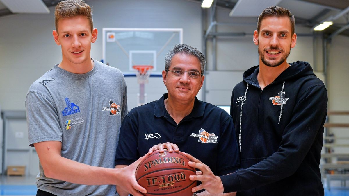 Dominik Shusel, Trainer Farsin Hamzei und Richard Rietschel freuen sich auf die neue Regionalligasaison mit Culture City Weimar.