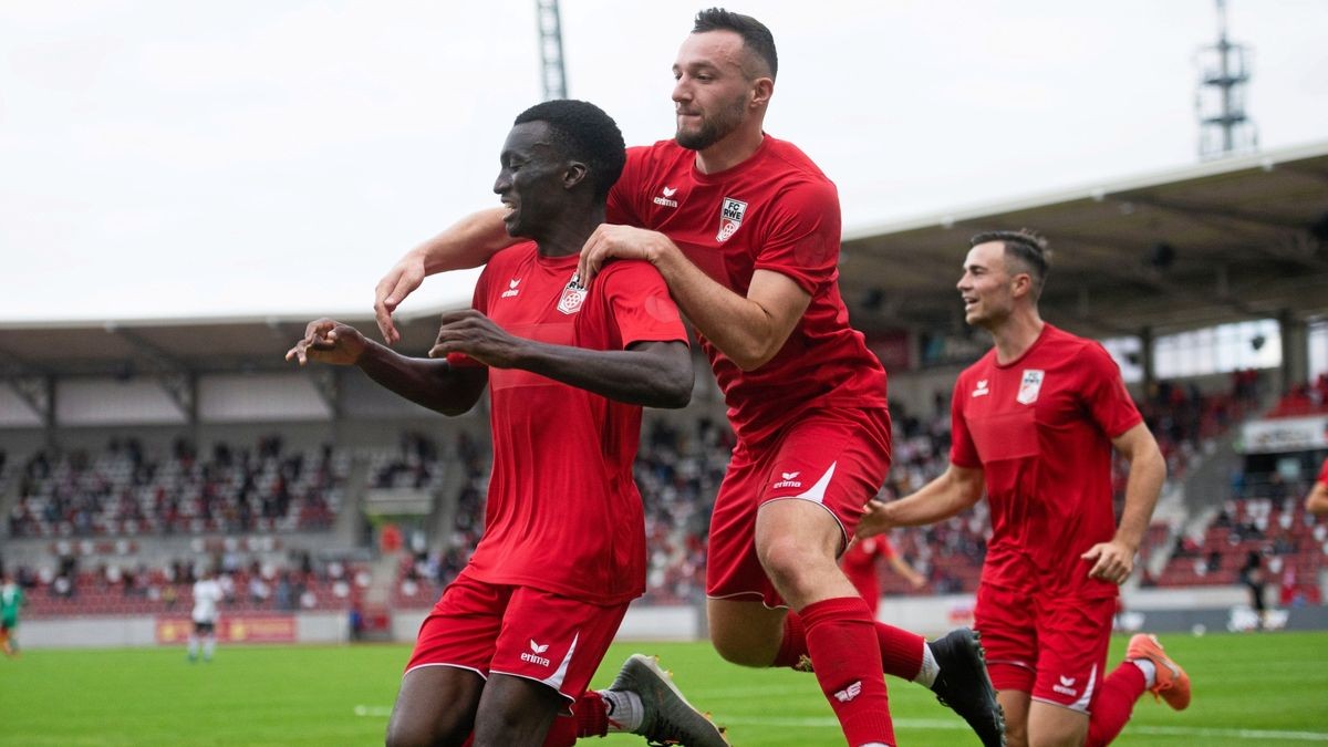 Abou Ballo jubelt nach dem 1:0-Treffer mit Mergel