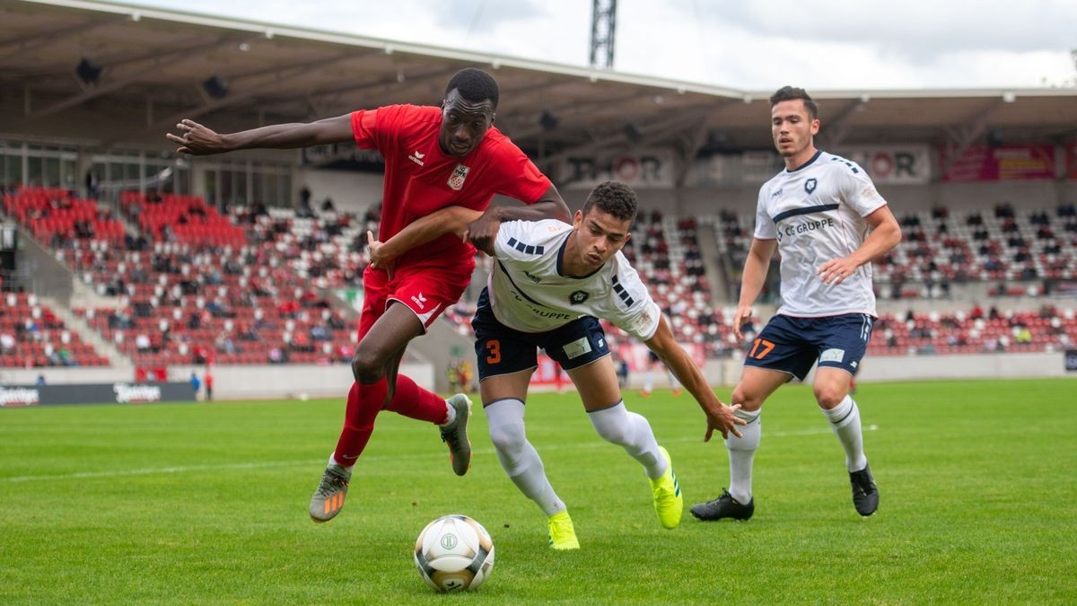 Der FC Rot-Weiß Erfurt hat sein erstes Spiel in der Oberliga gegen Inter Leipzig mit 1:0 gewonnen.