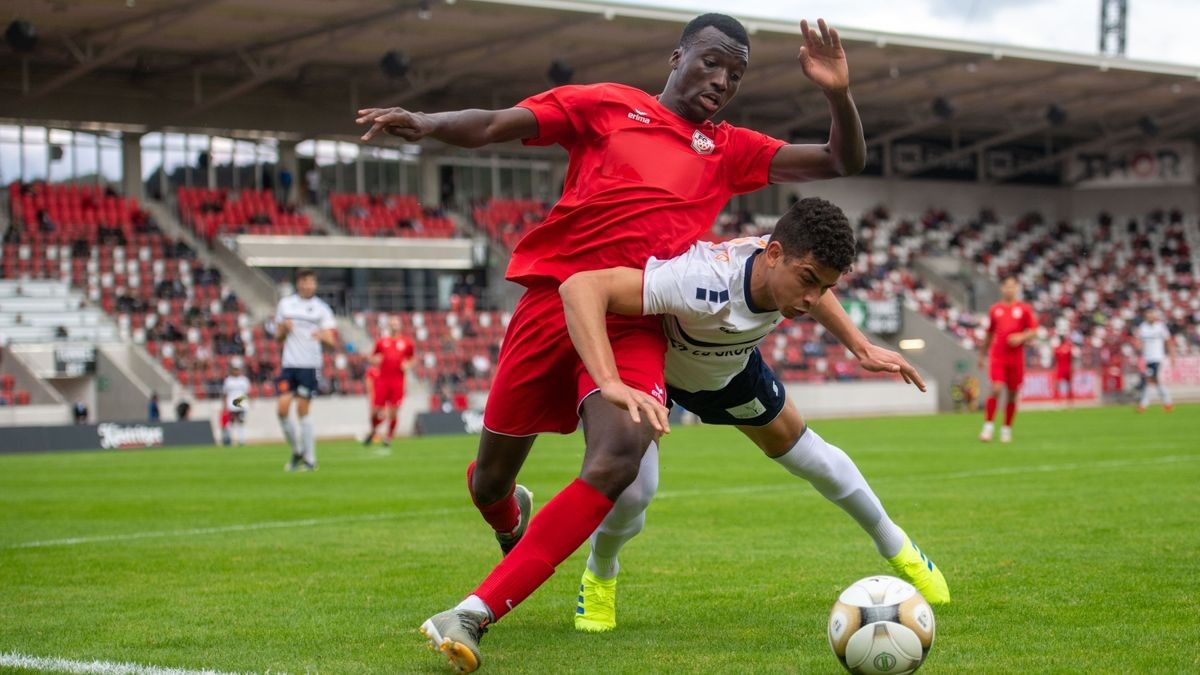 Der FC Rot-Weiß Erfurt hat sein erstes Spiel in der Oberliga gegen Inter Leipzig mit 1:0 gewonnen.