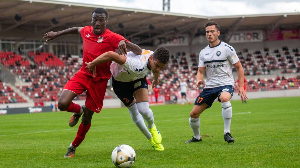 Der FC Rot-Weiß Erfurt hat sein erstes Spiel in der Oberliga gegen Inter Leipzig mit 1:0 gewonnen.