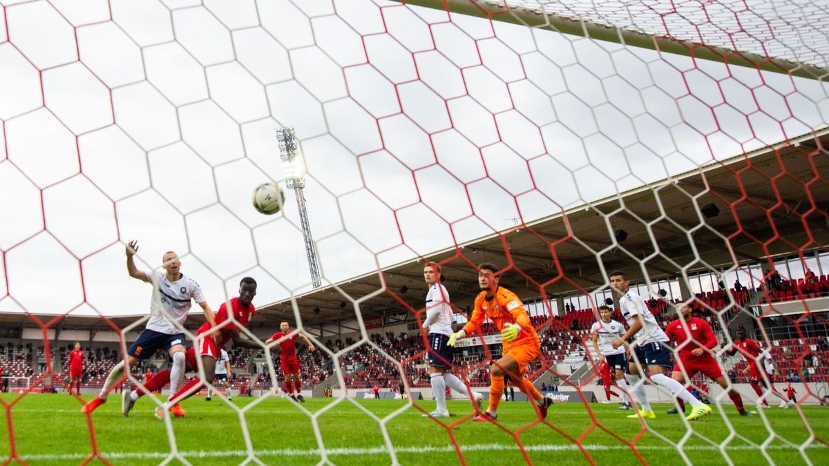 Der FC Rot-Weiß Erfurt hat sein erstes Spiel in der Oberliga gegen Inter Leipzig mit 1:0 gewonnen.