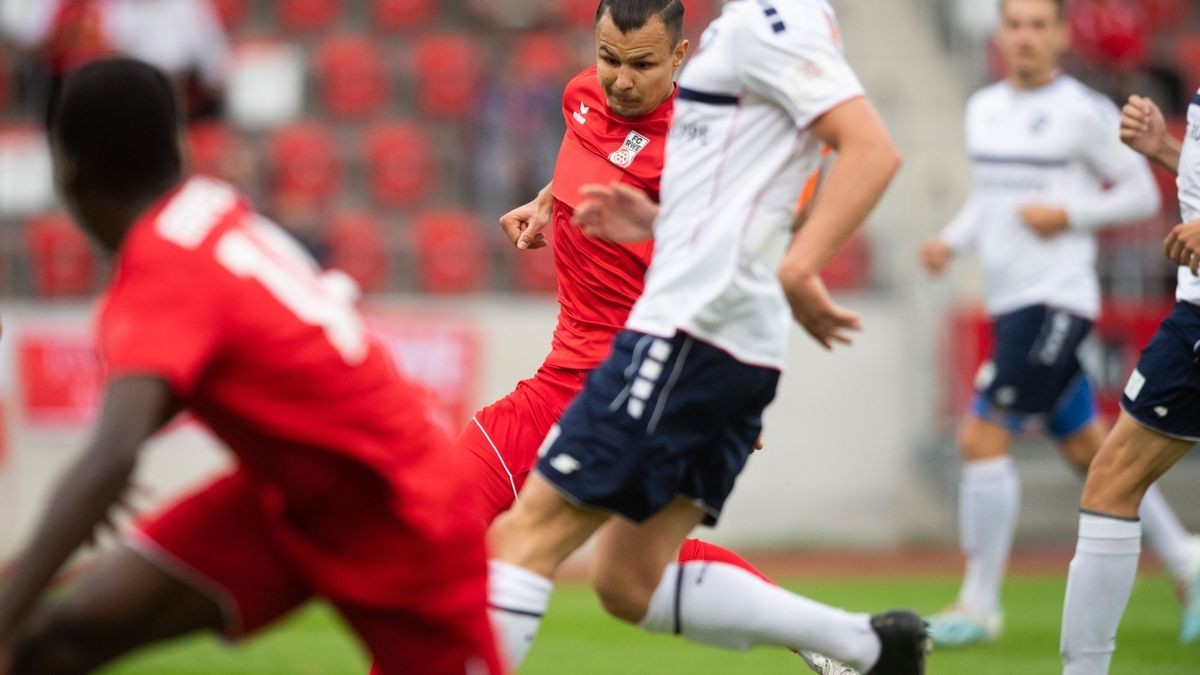 Der FC Rot-Weiß Erfurt hat sein erstes Spiel in der Oberliga gegen Inter Leipzig mit 1:0 gewonnen.