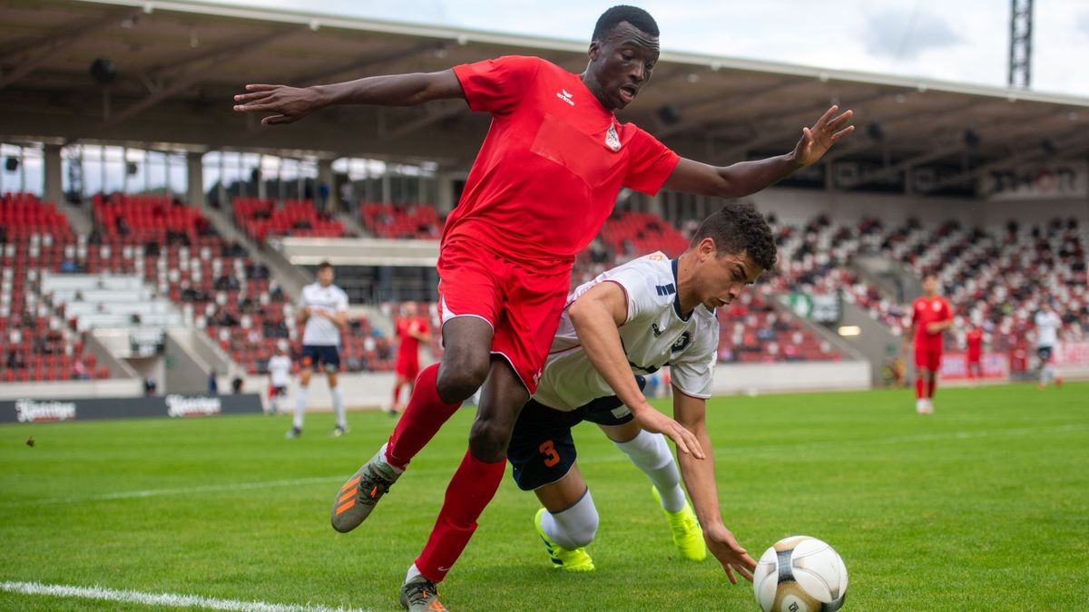 Der FC Rot-Weiß Erfurt hat sein erstes Spiel in der Oberliga gegen Inter Leipzig mit 1:0 gewonnen.