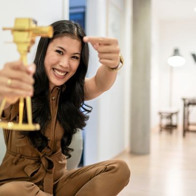 Doggy uslubidagi qizlarning külotsiz yaqindan korinishi