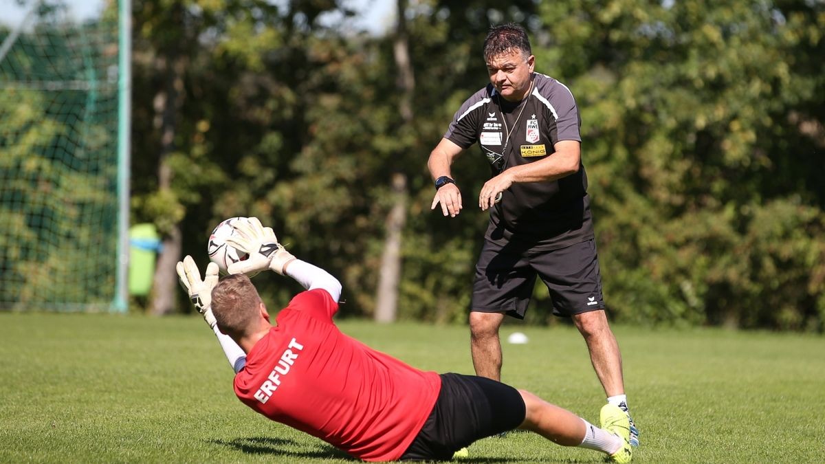 Fußball-Oberligist FC Rot-Weiß Erfurt hat einen neuen Trainer verpflichtet. Künftig wird Goran Miscevic den Oberligisten trainieren, wie der Verein erklärte.