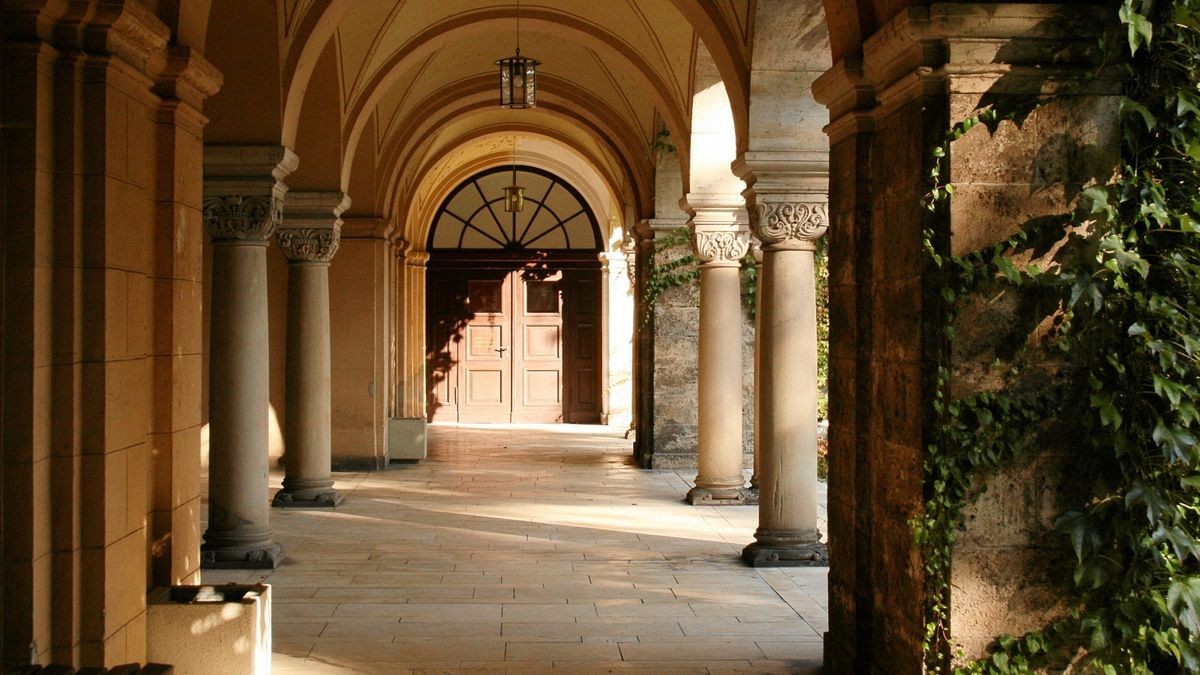 Der Säulengang vor der Trauerhalle auf dem Weimarer Hauptfriedhof, wo von Claire Din Abschied genommen wurde.