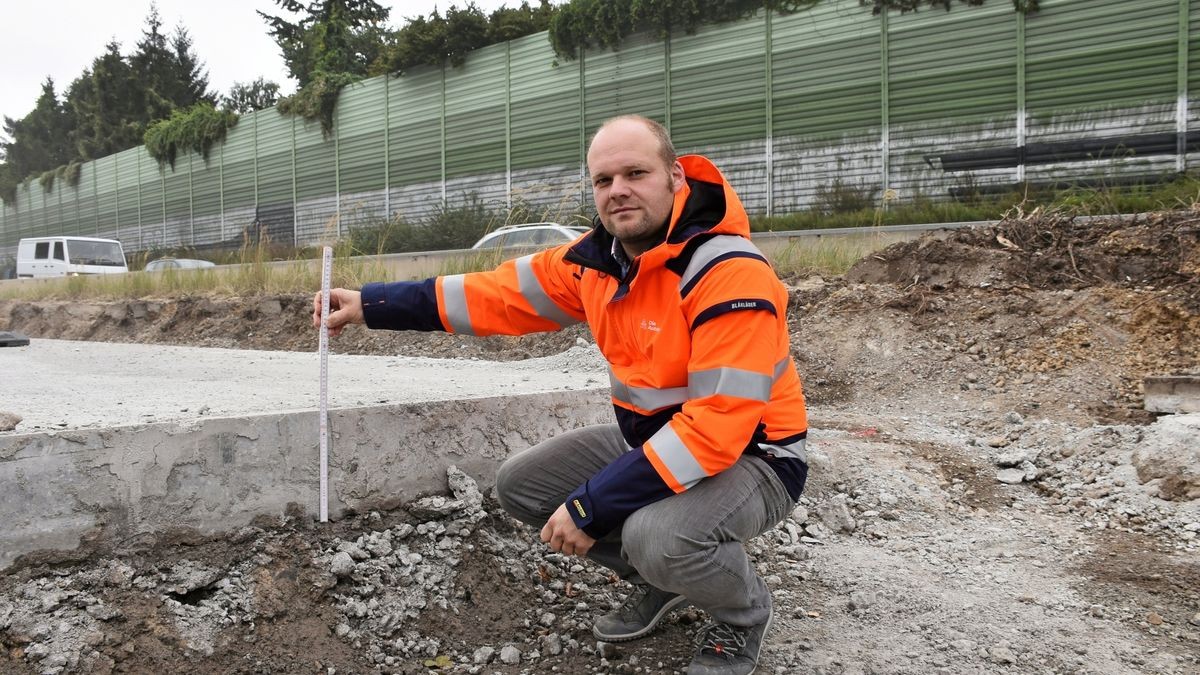 Bauingenieur Marc Neumann zeigt einen Rest der alten Betonfahrbahn, die Ende August abgetragen wurde.