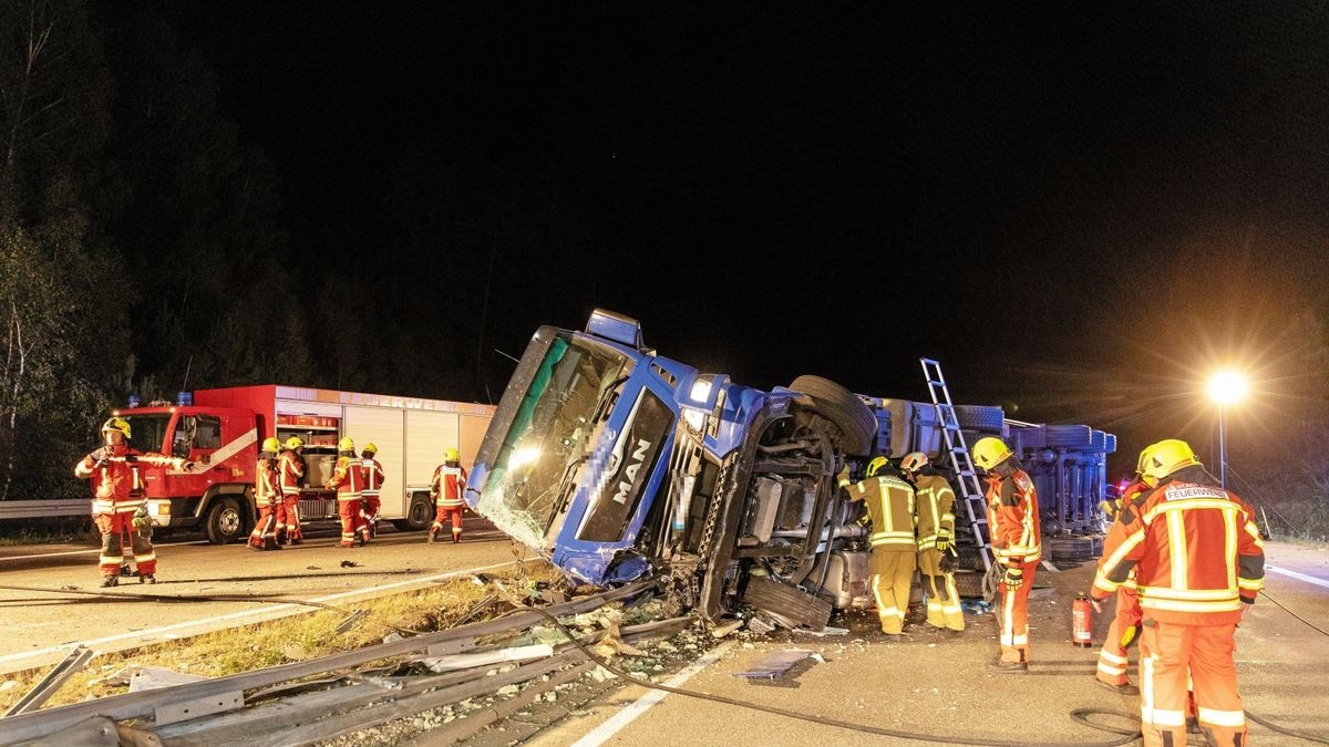 Ein mit rund neun Tonnen Lebensmitteln beladener Lastwagen kam ins Schleudern und kippte quer zur Fahrbahn auf die Seite. 