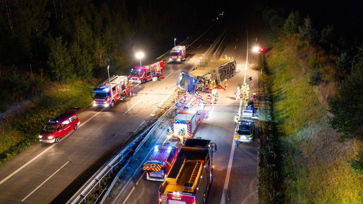 Ein Lkw ist Donnerstagabend auf der A73 zwischen Schleusingen und Eisfeld-Nord ins Schleudern geraten und umgekippt. Dabei durchbrach er die Mittelleitplanke. Der 47-jährige Fahrer wurde bei dem Unfall schwer verletzt.