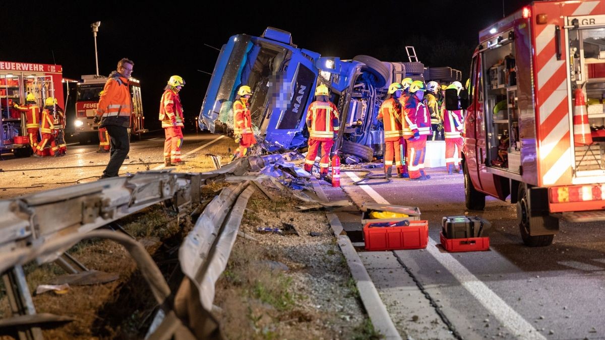 Ein Lkw ist Donnerstagabend auf der A73 zwischen Schleusingen und Eisfeld-Nord ins Schleudern geraten und umgekippt. Dabei durchbrach er die Mittelleitplanke. Der 47-jährige Fahrer wurde bei dem Unfall schwer verletzt.