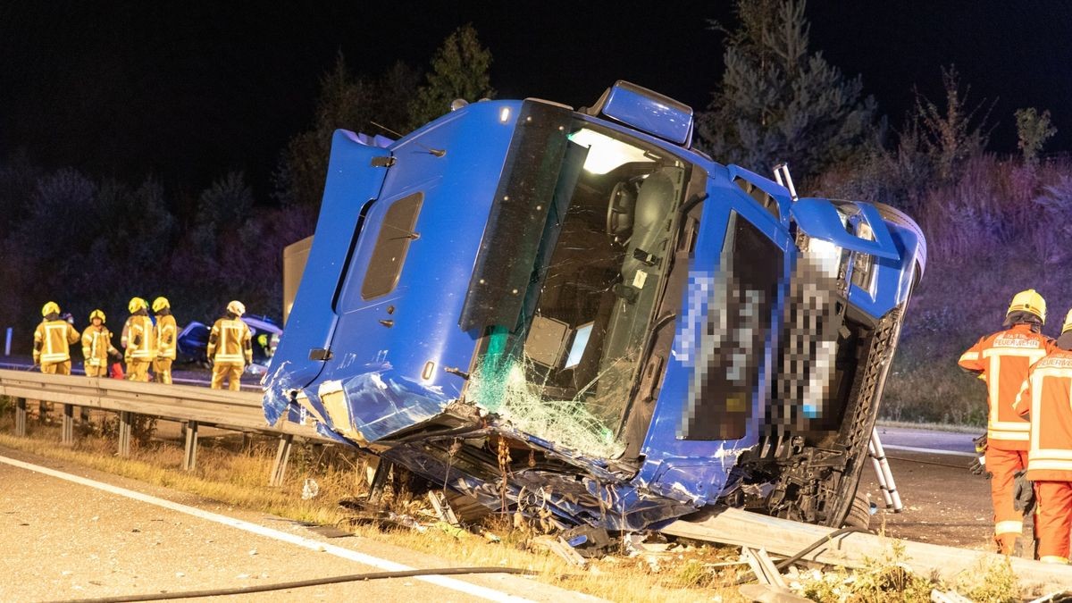 Ein Lkw ist Donnerstagabend auf der A73 zwischen Schleusingen und Eisfeld-Nord ins Schleudern geraten und umgekippt. Dabei durchbrach er die Mittelleitplanke. Der 47-jährige Fahrer wurde bei dem Unfall schwer verletzt.