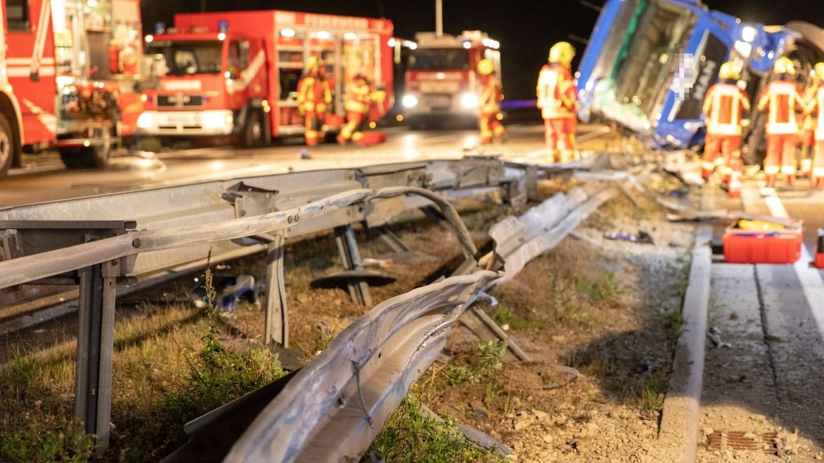 Ein Lkw ist Donnerstagabend auf der A73 zwischen Schleusingen und Eisfeld-Nord ins Schleudern geraten und umgekippt. Dabei durchbrach er die Mittelleitplanke. Der 47-jährige Fahrer wurde bei dem Unfall schwer verletzt.