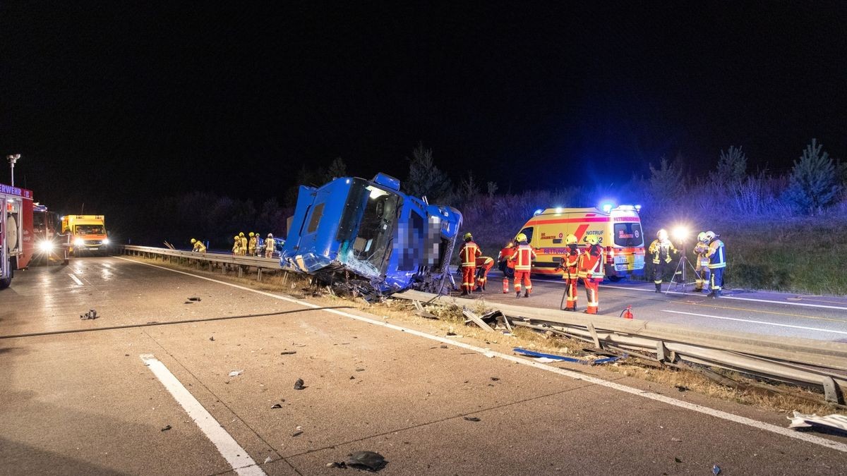 Ein Lkw ist Donnerstagabend auf der A73 zwischen Schleusingen und Eisfeld-Nord ins Schleudern geraten und umgekippt. Dabei durchbrach er die Mittelleitplanke. Der 47-jährige Fahrer wurde bei dem Unfall schwer verletzt.