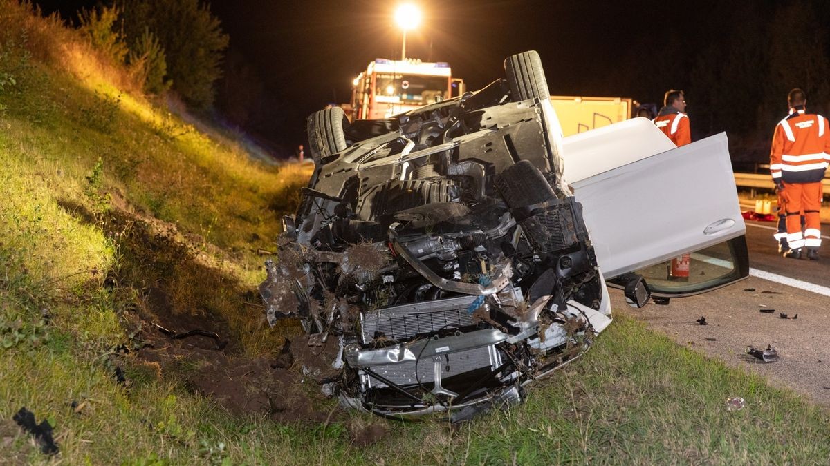 Ein Lkw ist Donnerstagabend auf der A73 zwischen Schleusingen und Eisfeld-Nord ins Schleudern geraten und umgekippt. Dabei durchbrach er die Mittelleitplanke. Der 47-jährige Fahrer wurde bei dem Unfall schwer verletzt.