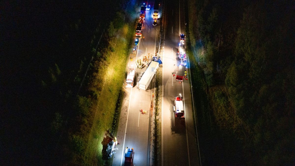 Die Polizei schätzt den Schaden auf rund 160.000 Euro und ermittelt zum Unfallhergang. 