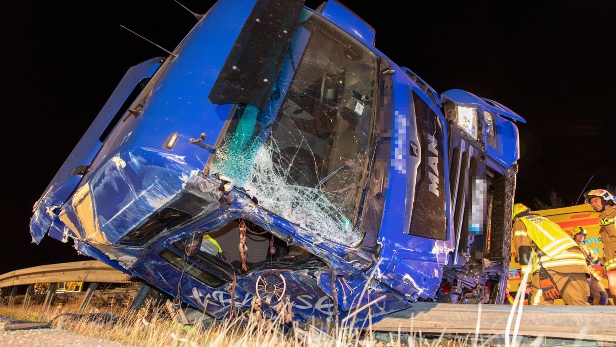 Ein Lkw ist Donnerstagabend auf der A73 zwischen Schleusingen und Eisfeld-Nord ins Schleudern geraten und umgekippt. Dabei durchbrach er die Mittelleitplanke. Der 47-jährige Fahrer wurde bei dem Unfall schwer verletzt.