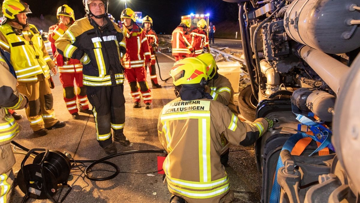 Ein Lkw ist Donnerstagabend auf der A73 zwischen Schleusingen und Eisfeld-Nord ins Schleudern geraten und umgekippt. Dabei durchbrach er die Mittelleitplanke. Der 47-jährige Fahrer wurde bei dem Unfall schwer verletzt.