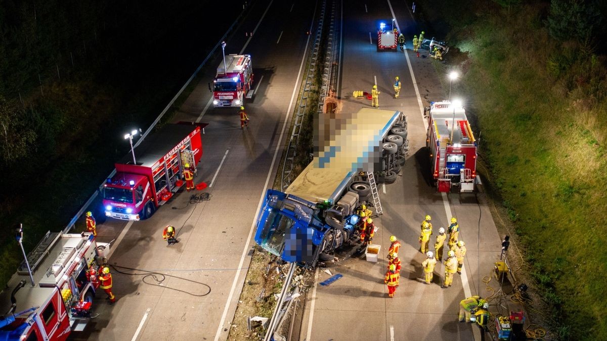 Ein Lkw ist Donnerstagabend auf der A73 zwischen Schleusingen und Eisfeld-Nord ins Schleudern geraten und umgekippt. Dabei durchbrach er die Mittelleitplanke. Der 47-jährige Fahrer wurde bei dem Unfall schwer verletzt.