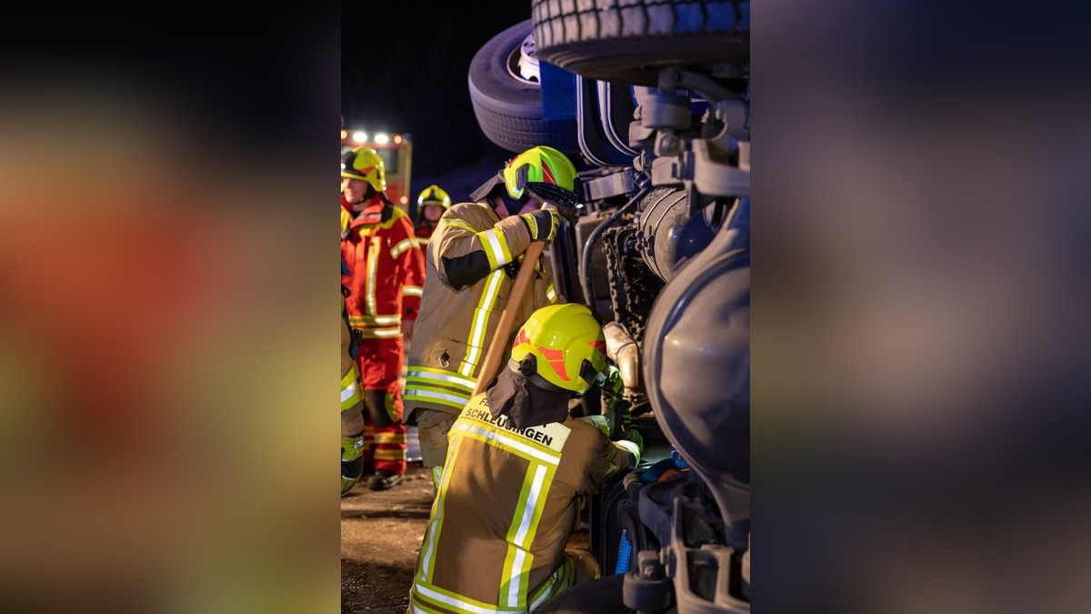 Die Feuerwehr musste den Tank des Lkw leer pumpen; zuvor waren mehrere hundert Liter Diesel ausgelaufen.