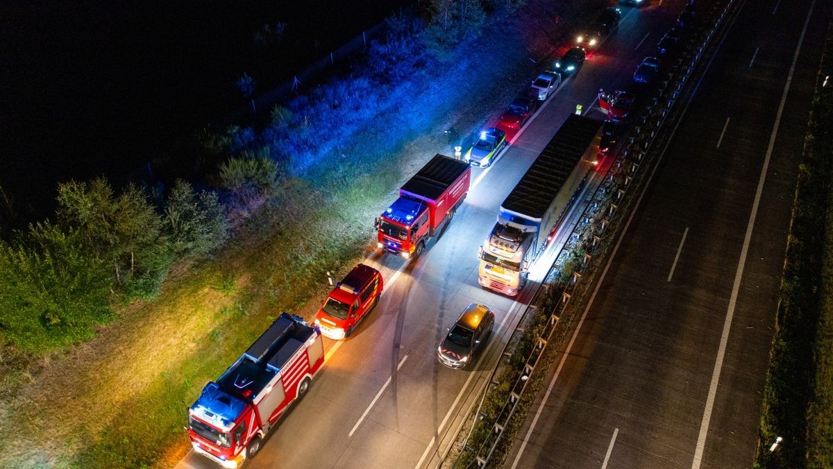 Ein Lkw ist Donnerstagabend auf der A73 zwischen Schleusingen und Eisfeld-Nord ins Schleudern geraten und umgekippt. Dabei durchbrach er die Mittelleitplanke. Der 47-jährige Fahrer wurde bei dem Unfall schwer verletzt.