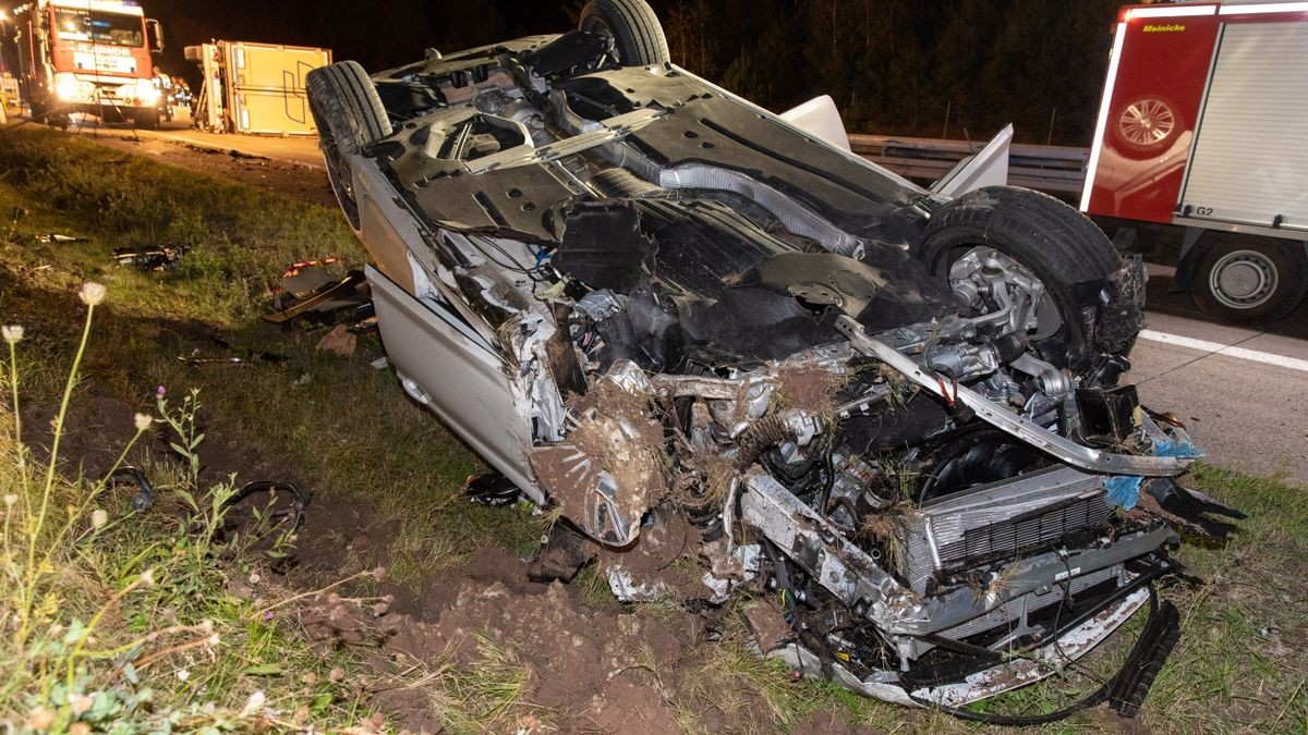 Ein Lkw ist Donnerstagabend auf der A73 zwischen Schleusingen und Eisfeld-Nord ins Schleudern geraten und umgekippt. Dabei durchbrach er die Mittelleitplanke. Der 47-jährige Fahrer wurde bei dem Unfall schwer verletzt.