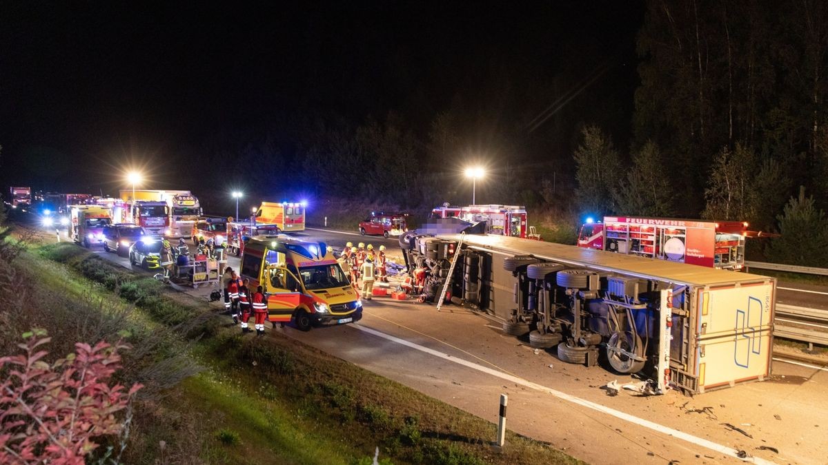 Ein Lkw ist Donnerstagabend auf der A73 zwischen Schleusingen und Eisfeld-Nord ins Schleudern geraten und umgekippt. Dabei durchbrach er die Mittelleitplanke. Der 47-jährige Fahrer wurde bei dem Unfall schwer verletzt.