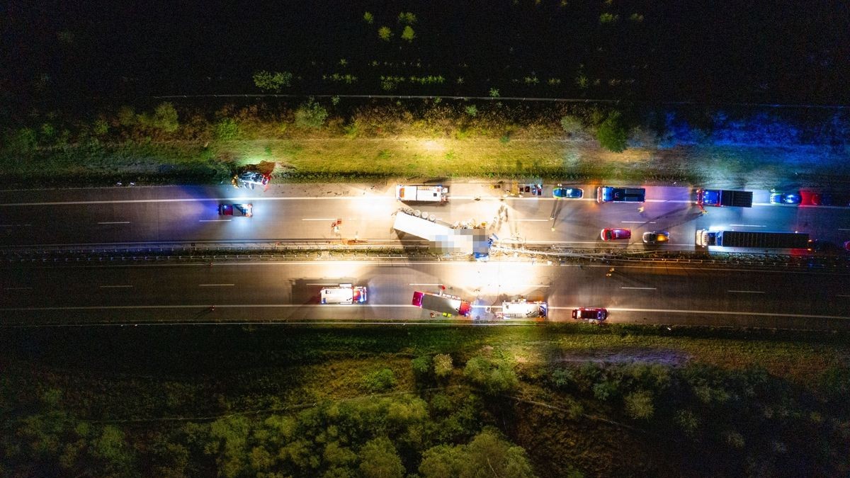 Ein Lkw ist Donnerstagabend auf der A73 zwischen Schleusingen und Eisfeld-Nord ins Schleudern geraten und umgekippt.