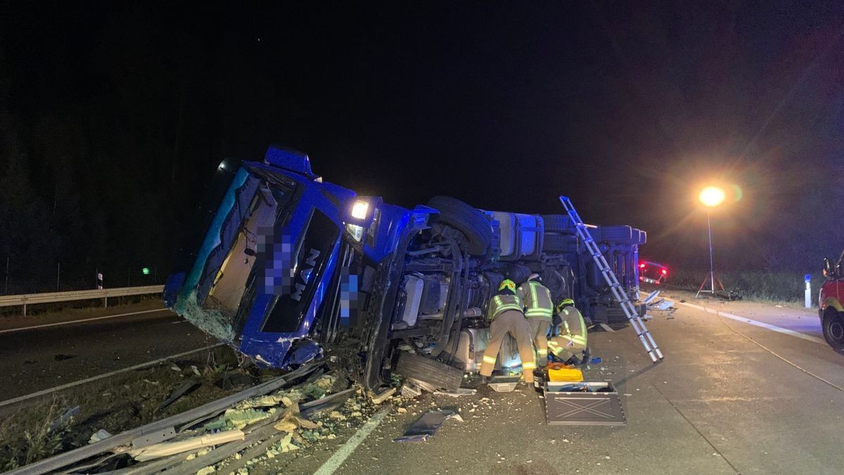 Ein Lkw ist Donnerstagabend auf der A73 zwischen Schleusingen und Eisfeld-Nord ins Schleudern geraten und umgekippt. Dabei durchbrach er die Mittelleitplanke. Der 47-jährige Fahrer wurde bei dem Unfall schwer verletzt.