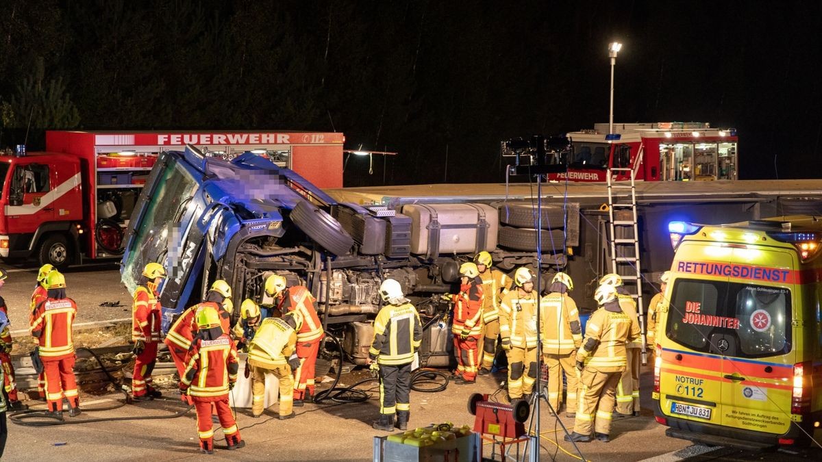 Ein Lkw ist Donnerstagabend auf der A73 zwischen Schleusingen und Eisfeld-Nord ins Schleudern geraten und umgekippt. Dabei durchbrach er die Mittelleitplanke. Der 47-jährige Fahrer wurde bei dem Unfall schwer verletzt.