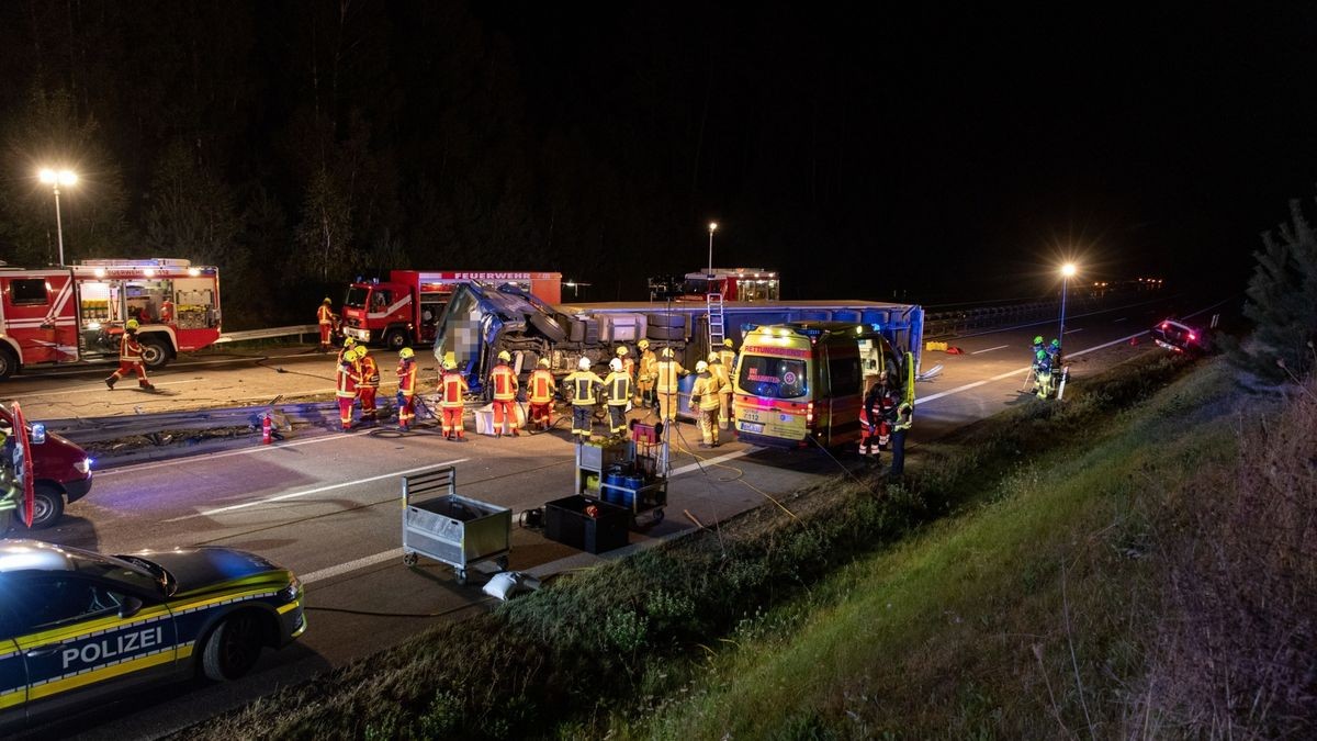 Ein Lkw ist Donnerstagabend auf der A73 zwischen Schleusingen und Eisfeld-Nord ins Schleudern geraten und umgekippt. Dabei durchbrach er die Mittelleitplanke. Der 47-jährige Fahrer wurde bei dem Unfall schwer verletzt.