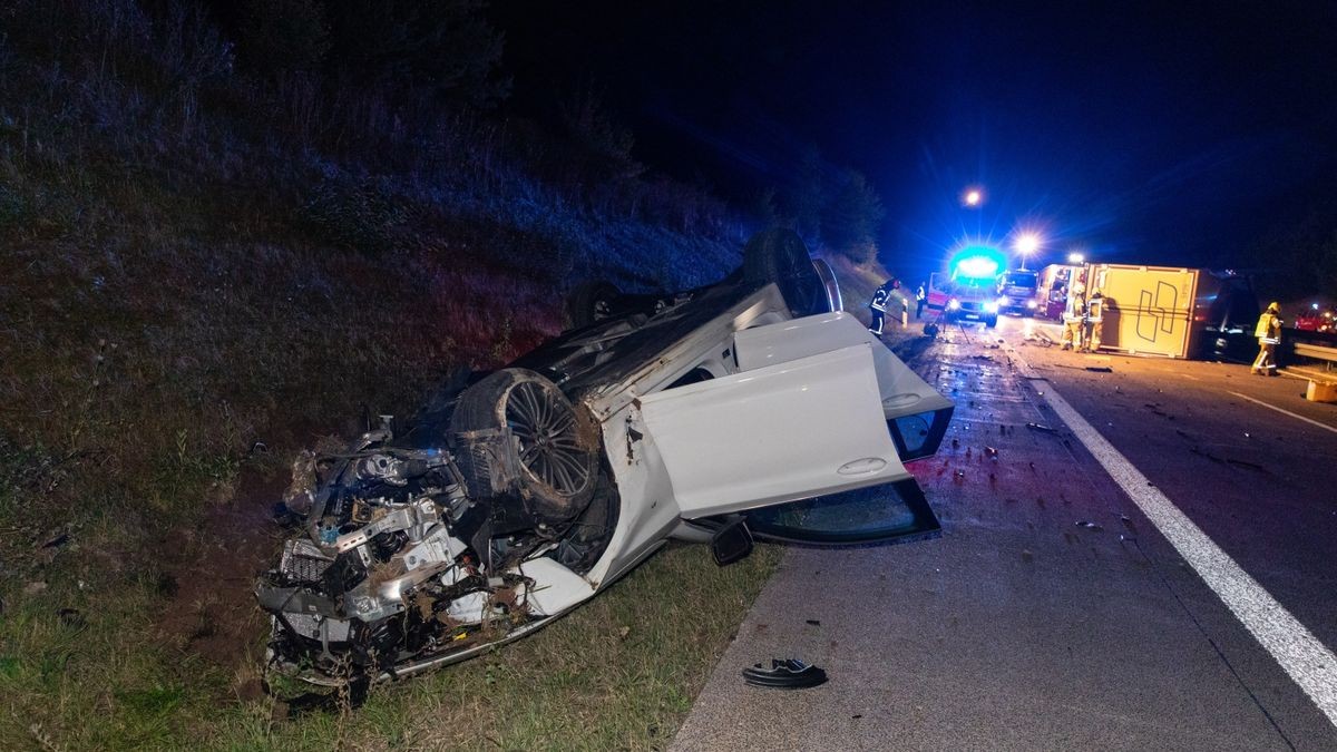 Ein Lkw ist Donnerstagabend auf der A73 zwischen Schleusingen und Eisfeld-Nord ins Schleudern geraten und umgekippt. Dabei durchbrach er die Mittelleitplanke. Der 47-jährige Fahrer wurde bei dem Unfall schwer verletzt.