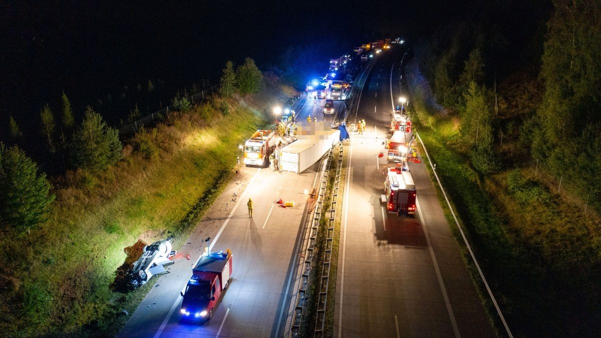 Ein Lkw ist Donnerstagabend auf der A73 zwischen Schleusingen und Eisfeld-Nord ins Schleudern geraten und umgekippt. Dabei durchbrach er die Mittelleitplanke. Der 47-jährige Fahrer wurde bei dem Unfall schwer verletzt.