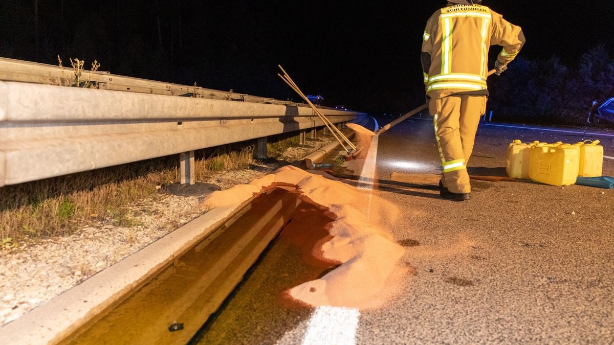 Ein Lkw ist Donnerstagabend auf der A73 zwischen Schleusingen und Eisfeld-Nord ins Schleudern geraten und umgekippt. Dabei durchbrach er die Mittelleitplanke. Der 47-jährige Fahrer wurde bei dem Unfall schwer verletzt.