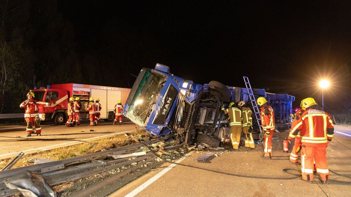 Ein Lkw ist Donnerstagabend auf der A73 zwischen Schleusingen und Eisfeld-Nord ins Schleudern geraten und umgekippt. Dabei durchbrach er die Mittelleitplanke. Der 47-jährige Fahrer wurde bei dem Unfall schwer verletzt.