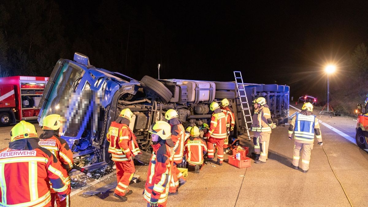 Ein Lkw ist Donnerstagabend auf der A73 zwischen Schleusingen und Eisfeld-Nord ins Schleudern geraten und umgekippt. Dabei durchbrach er die Mittelleitplanke. Der 47-jährige Fahrer wurde bei dem Unfall schwer verletzt.