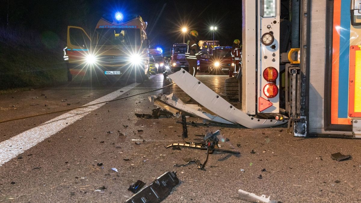 Ein Lkw ist Donnerstagabend auf der A73 zwischen Schleusingen und Eisfeld-Nord ins Schleudern geraten und umgekippt. Dabei durchbrach er die Mittelleitplanke. Der 47-jährige Fahrer wurde bei dem Unfall schwer verletzt.