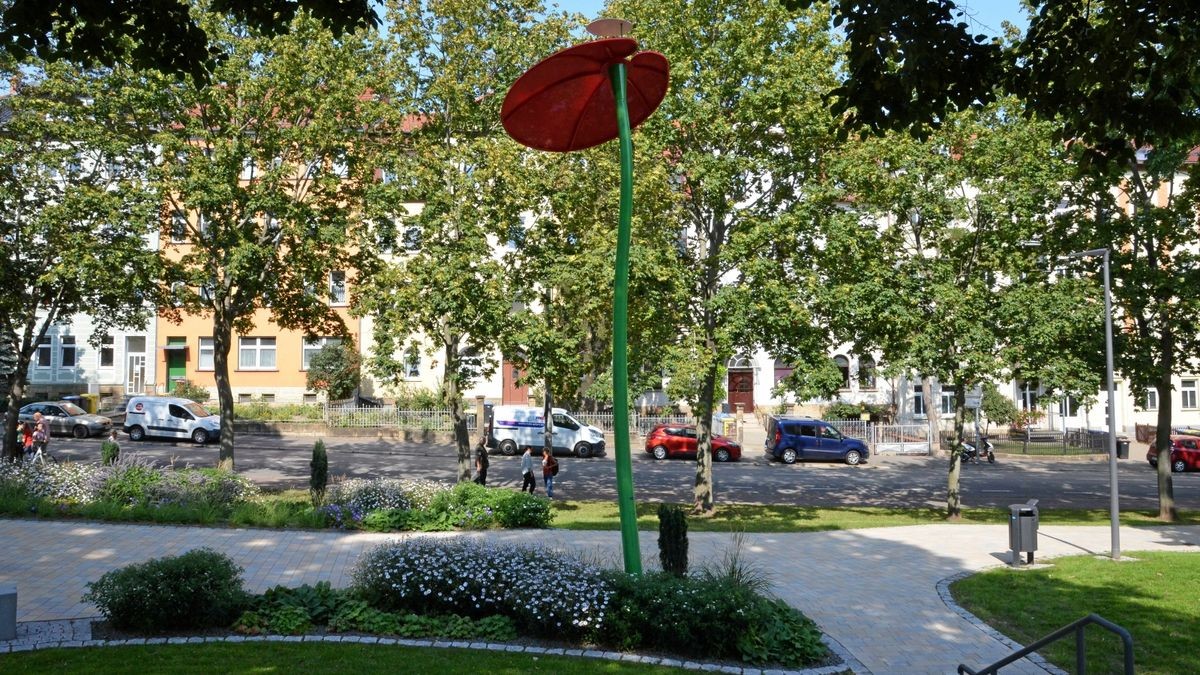 Eine riesige Anthurie steht im neuen Mini-Park an der Blumenstraße. Die Flamingoblume wird abends beleuchtet.