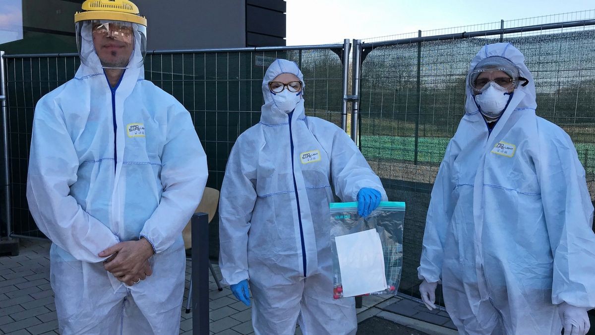 2. April 2020: Abstrichstelle Corona an der Dreifelderhalle in Apolda, im Foto zu sehen sind von links nach rechts: Dr. Christoph Voigt, Medizinstudentin Chiara Daffner, Krankenschwester Manuela Schmidt. Team vom Zentrum für Arbeitsmedizin in Jena