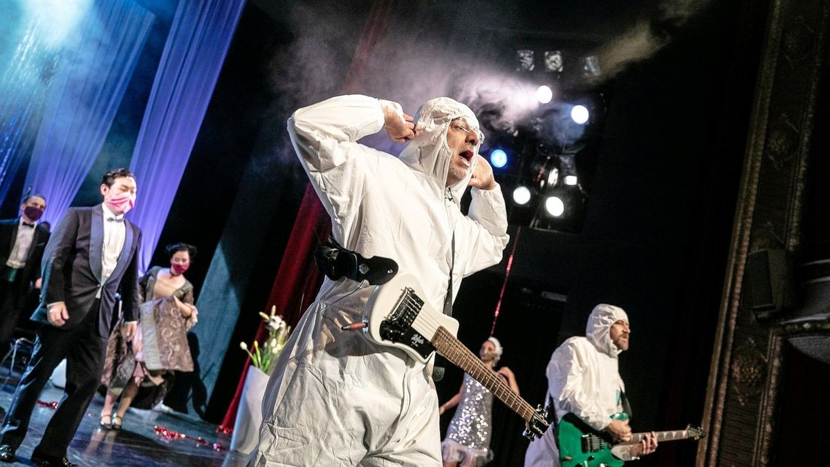 Generalintendant Kay Kuntze rockt zum Finale in Schutzanzug das Geraer Theater.