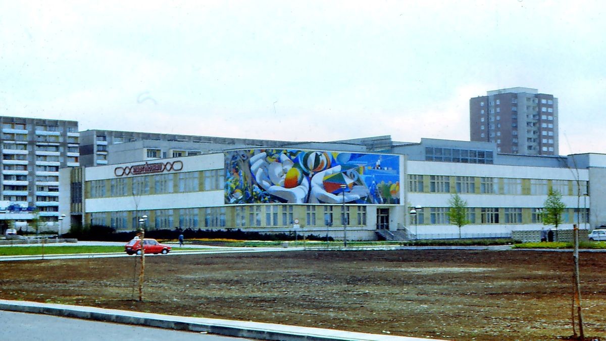 Frank Palmowski nahm dieses Foto 1991 auf. Der Künstler hatte seit 1976 am Mosaik aus 70.000 Glasfliesen gearbeitet. Die Fertigstellung erlebte er selbst nicht mehr. 2009 wurde das Bild eingelagert.