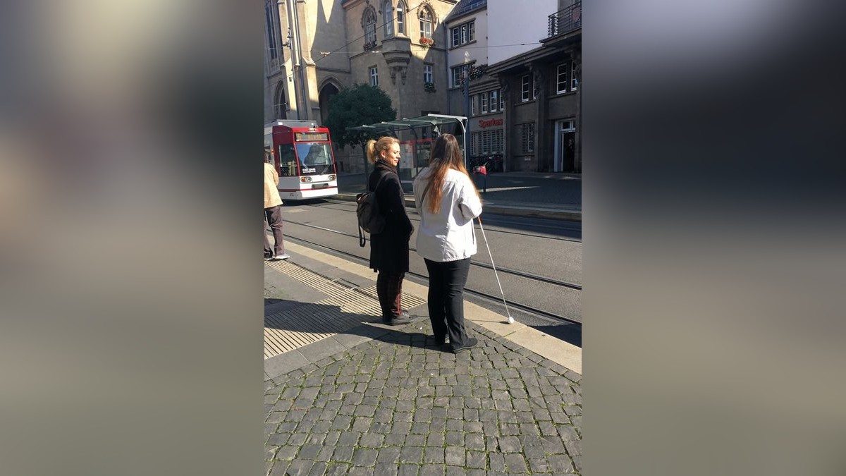 Die Reha-Lehrerin Erfurt Romy Jünge und Monique Bessert gehen auf Stock-Fühlung mit der Bahnsteigkante.