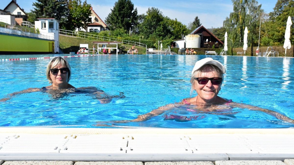 Die Sondershäuserinnen Ingrid Wahler (links) und Brigitte Maresch zählen zu den Stammgästen im Sondershäuser Bergbad. Sie kommen gern hier her und möchten das Freibad nicht missen. 