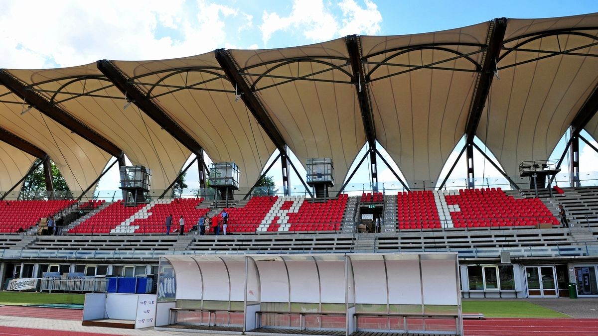 2015 bekam die Westtribüne noch neue Sitze. Richtig genutzt werden konnten sie nicht.