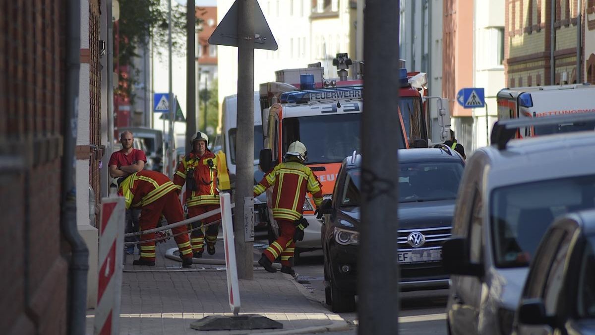 Bei einem Zimmerbrand in einem Nebengebäude an der Hans-Sailer-Straße in Erfurt ist am Donnerstagnachmittag ein Mann verstorben.