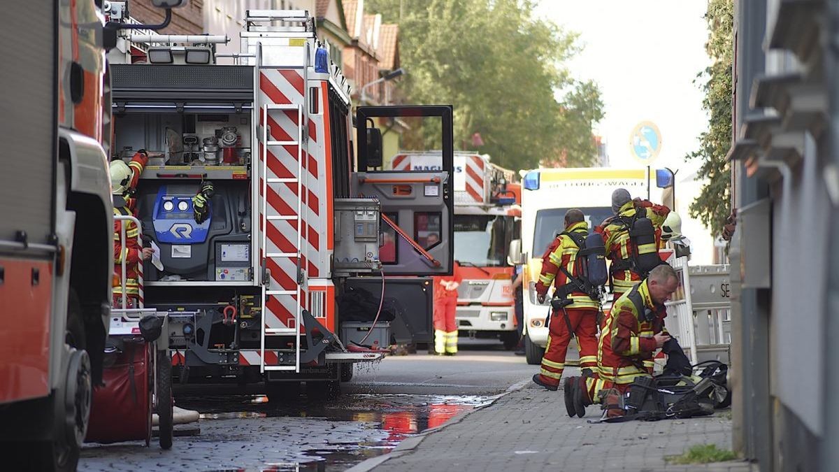 Bei einem Zimmerbrand in einem Nebengebäude an der Hans-Sailer-Straße in Erfurt ist am Donnerstagnachmittag ein Mann verstorben.