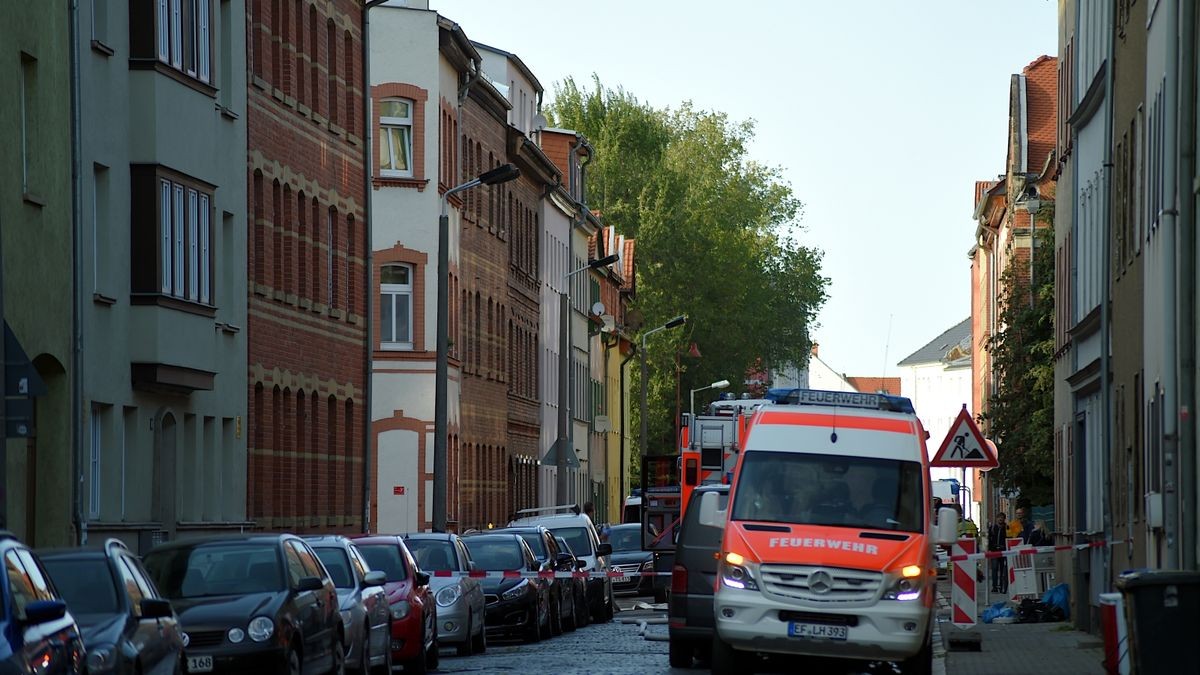 Bei einem Zimmerbrand in einem Nebengebäude an der Hans-Sailer-Straße in Erfurt ist am Donnerstagnachmittag ein Mann verstorben.