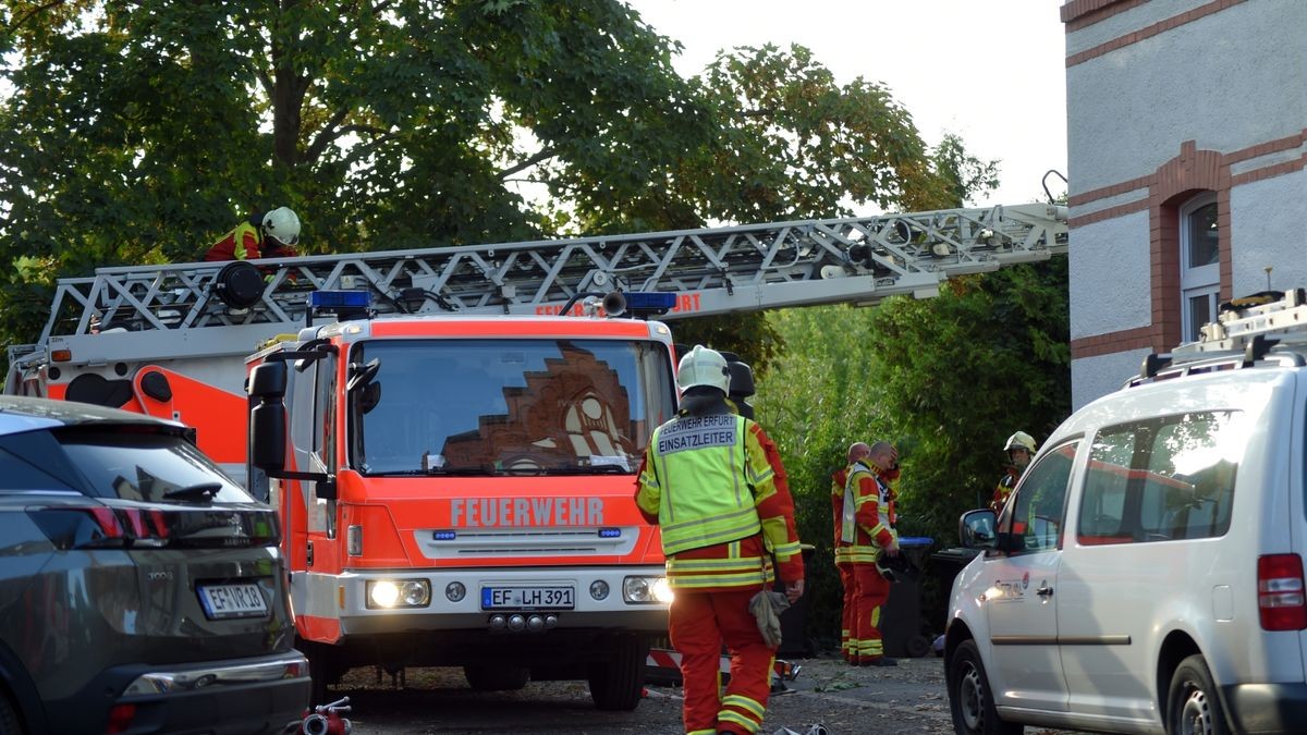 Bei einem Zimmerbrand in einem Nebengebäude an der Hans-Sailer-Straße in Erfurt ist am Donnerstagnachmittag ein Mann verstorben.