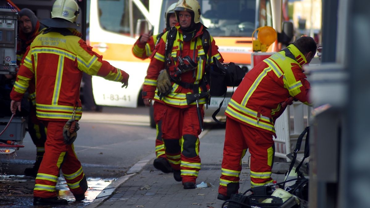 Bei einem Zimmerbrand in einem Nebengebäude an der Hans-Sailer-Straße in Erfurt ist am Donnerstagnachmittag ein Mann verstorben.